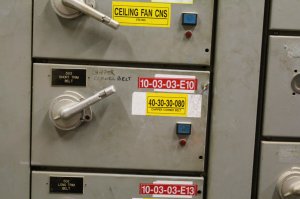 La photo représente une portion d’un centre de contrôle moteur ou plus communément appelé MCC (motor control center). La codification des équipements est d’une importance capitale. Elle sert à s’assurer que les tâches de maintenance données aux équipes de maintenance sont effectuées sur les bons équipements, mais également, à associer des fiches de cadenassage à des équipements spécifiques. Lors de la majorité de nos interventions, nous avons à compléter, à modifier et à corriger les codifications. Dans ce cas-ci, lorsque l’on abaisse le levier du disjoncteur du centre, il n’est pas possible a priori de savoir quel équipement on a effectivement arrêté.